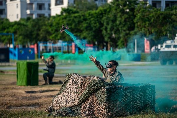 9月20日，广东广州，武警广东总队举办“同心同行·强国有我”港澳青年进军营活动。图为官兵们为港澳青少年进行课目展示。刘佳良/摄
