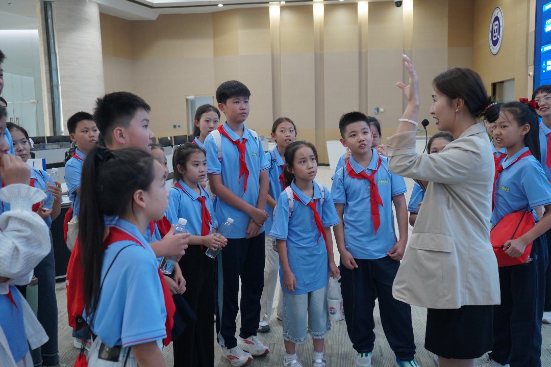 红领巾讲解员们在国家超级计算济南中心进行知识抢答。（共青团山东省委供图）