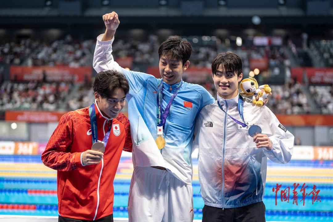 9月23日，日本东京水上运动中心，爱知·名古屋亚运会游泳男子200米自由泳决赛，中国选手张展硕（中）与分获亚军、季军的韩国、日本选手合影。中青报·中青网记者 李隽辉/摄