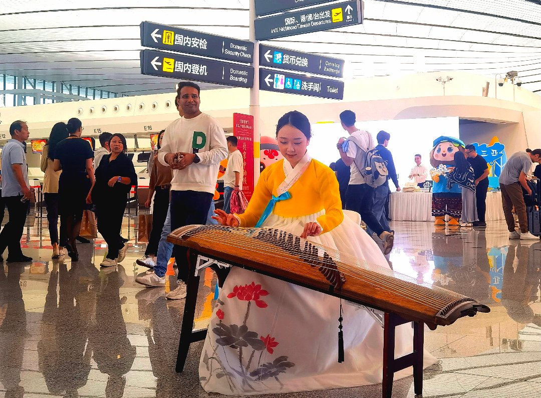 9月24日，北京大兴国际机场，航旅嘉年华现场，古筝表演吸引旅客驻足倾听。李庚伟/摄