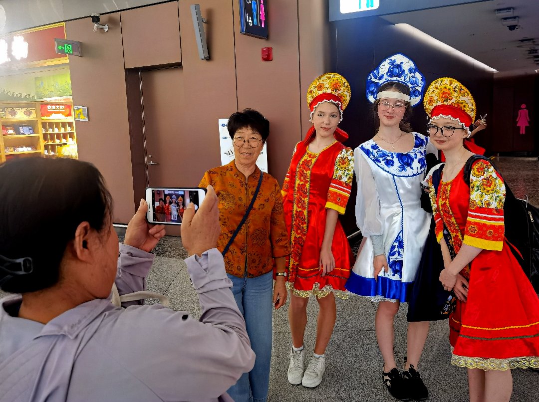 9月24日，北京大兴国际机场，航旅嘉年华现场，旅客与俄罗斯姑娘合影留念。李庚伟/摄