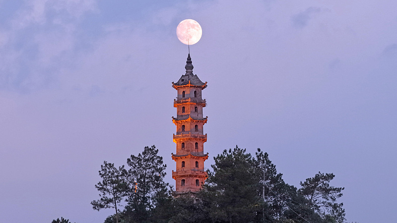 2026年9月25日，浙江省台州市仙居县，中秋圆月高悬安洲塔上空。