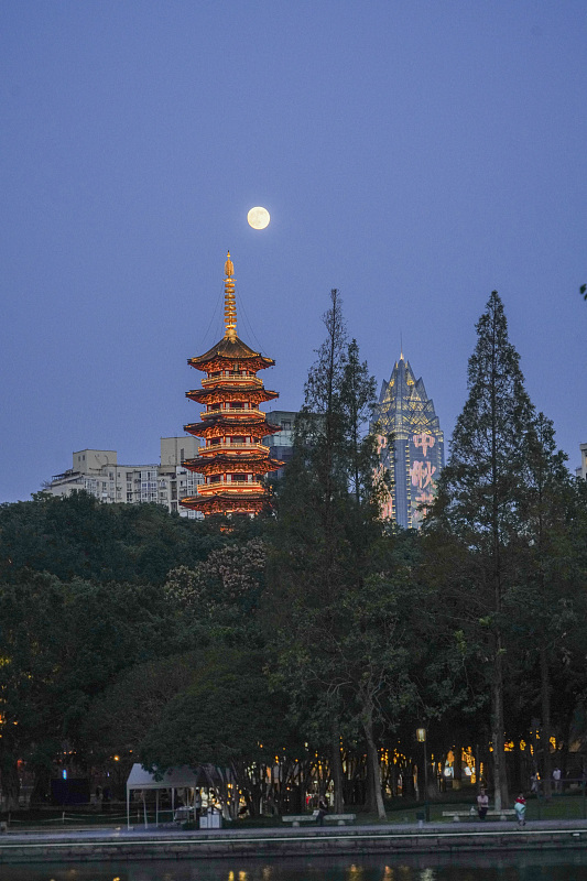 2026年9月25日，浙江温州鹿城区九山公园，古今建筑共沐月色。