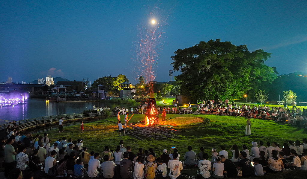 2026年9月25日，江西省赣州市章贡区七鲤古镇景区，游客赏非遗。