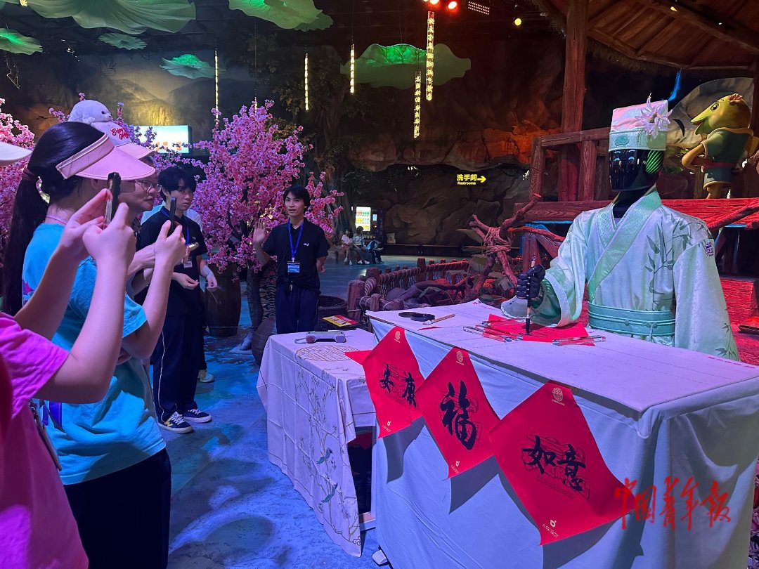 9月24日，广东横琴，长隆飞船乐园，机器人正在写中秋祝福语。中青报·中青网记者 林洁/摄