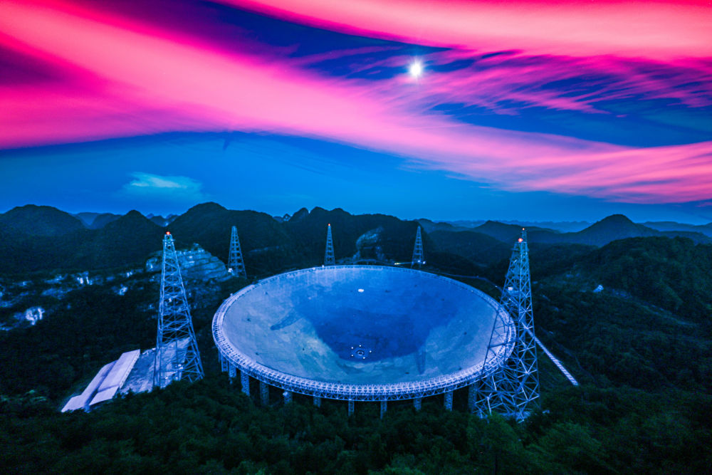 2026年9月22日拍摄的“中国天眼”（光纤灯光绘，维护保养期间拍摄）。新华社记者 欧东衢 摄
