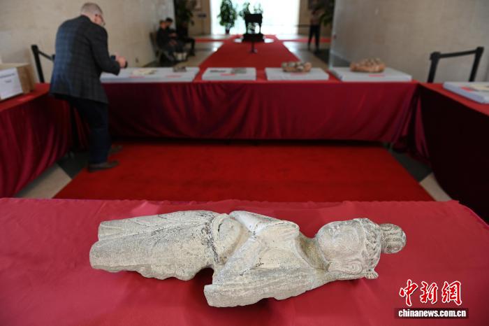 当地时间2026年9月16日，华盛顿，中国文物艺术品和古生物化石返还交接仪式在中国驻美大使馆举行。图为此次返还的部分文物艺术品。 中新社记者 陈孟统 摄