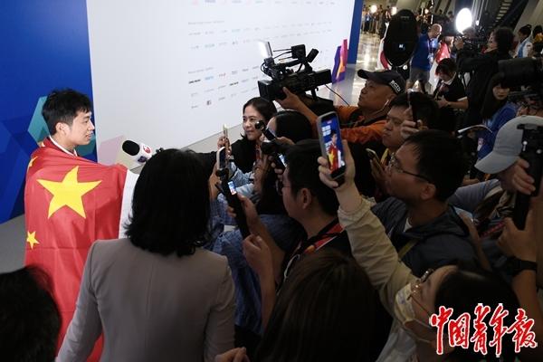 9月27日，上海世博文化中心，第48届世界技能大赛闭幕。“车身修理”项目金牌获得者焦娇（左一）接受记者采访。中青报·中青网记者 田嘉硕/摄