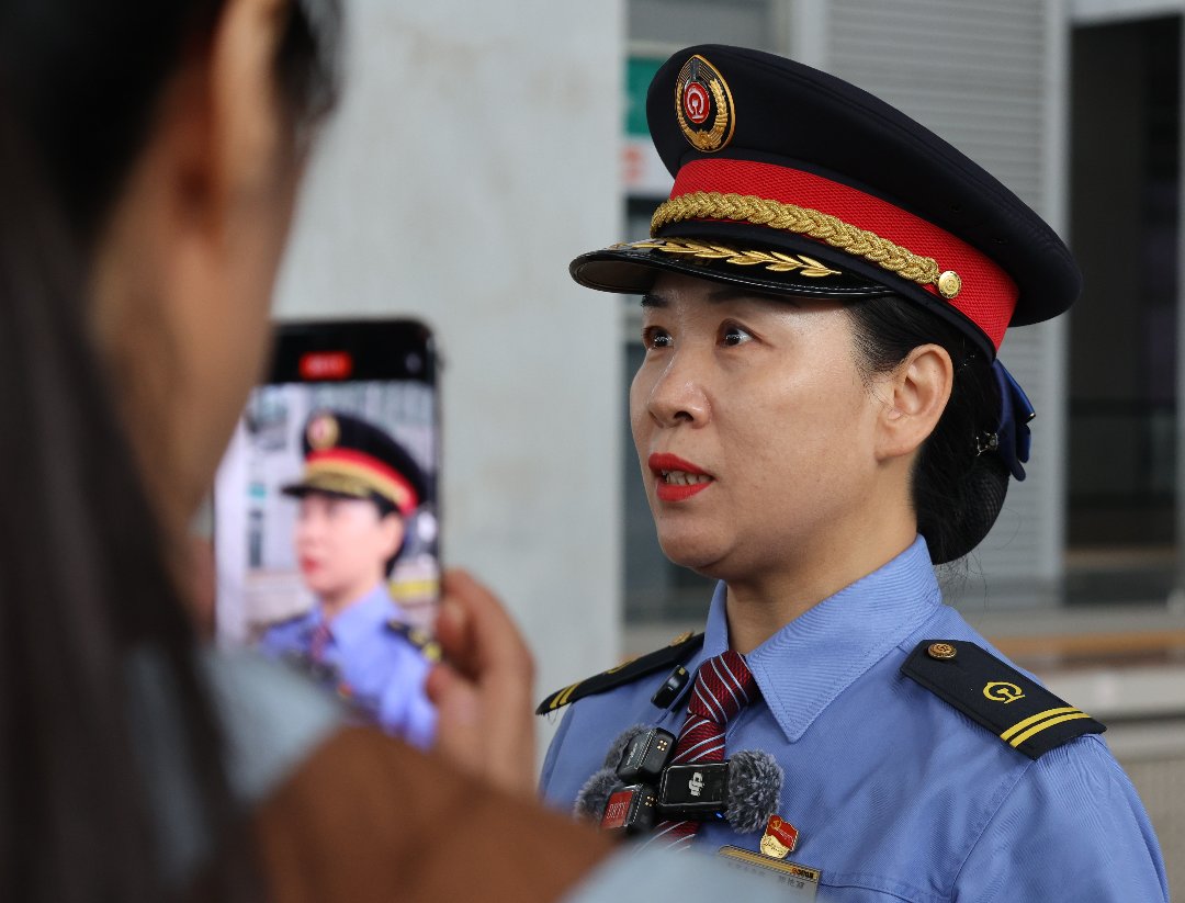 雄安站党支部书记郭艳丽接受媒体采访。梁晓桐/摄