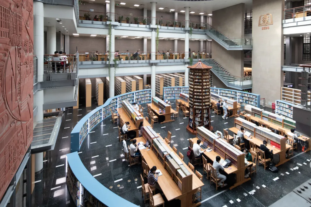 北京大学图书馆通识参阅厅。图源：北京大学图书馆微信公众号