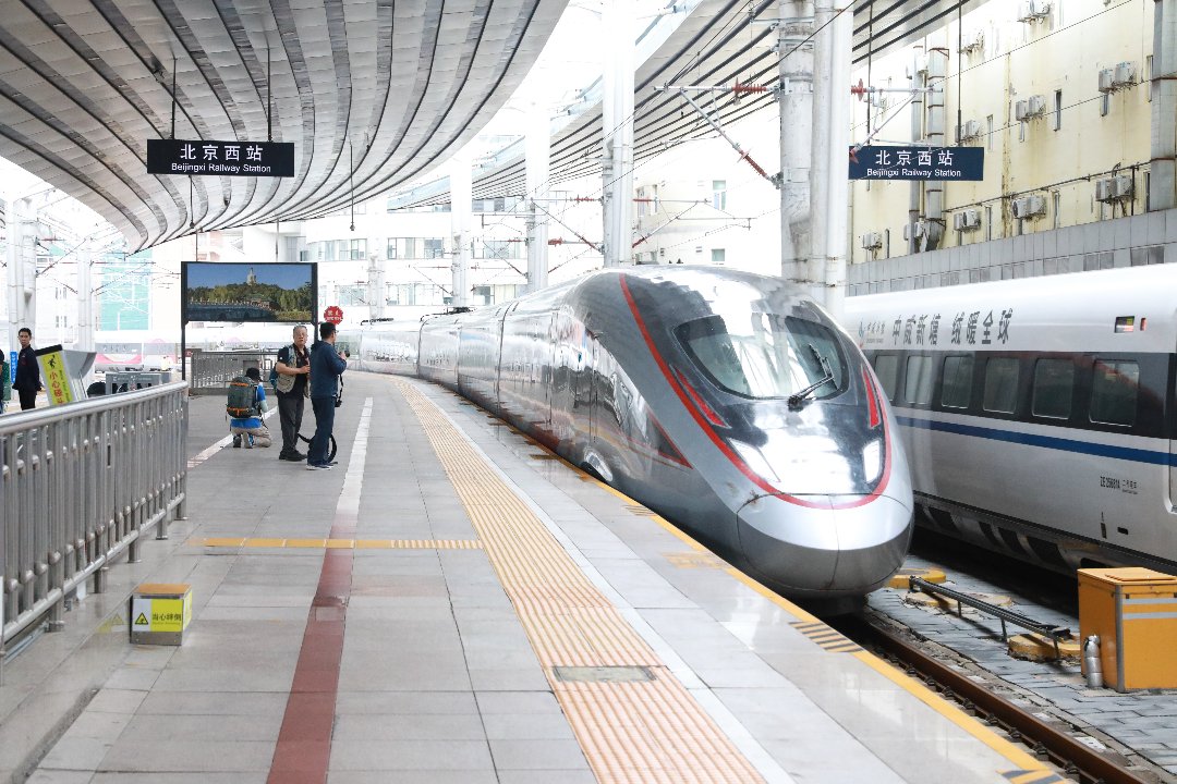 京港高铁雄商段（出京方向）的首趟列车G3935进站。北京铁路局供图（郭骁勇/摄）