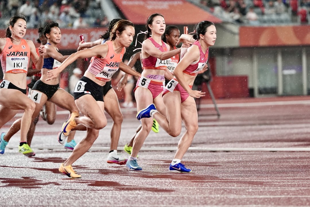 女子4×100米接力决赛陈妤颉接棒瞬间。中青报·中青网记者 李隽辉摄