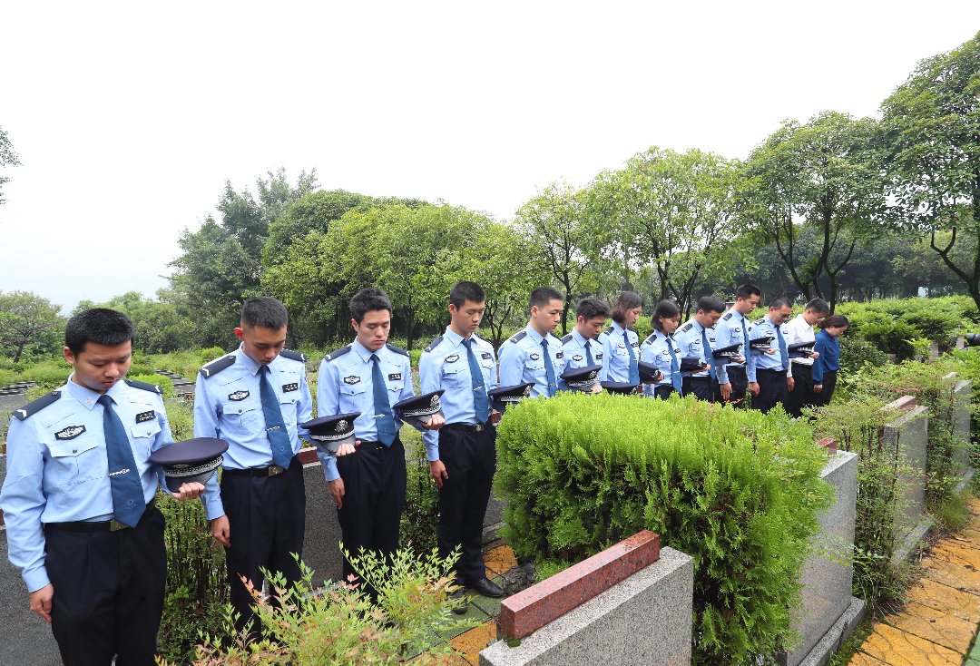 重庆警察学院师生缅怀校友孙斌烈士。学校供图