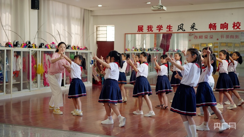 董丹丹指导孩子们的唱腔与身段（央广网记者 徐鹏 摄）