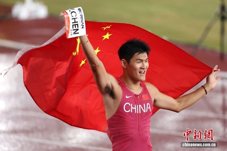 当地时间9月27日，在2026爱知·名古屋亚运会田径男子110米栏决赛中，中国选手陈圆将以13秒15摘得金牌。中新社记者 富田 摄