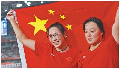 中国队选手冯彬（左）、姜志超分获女子铁饼冠、亚军后庆祝。 记者 马国英摄