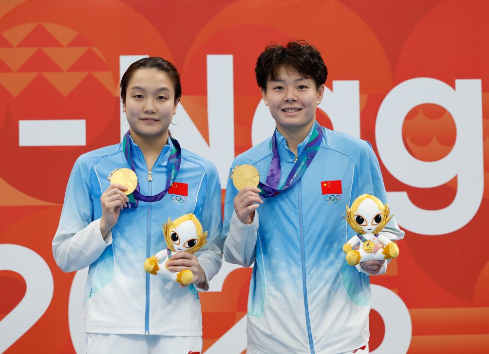 9月27日，冠军中国选手陈艺文（右）/陈佳在颁奖仪式上合影。
