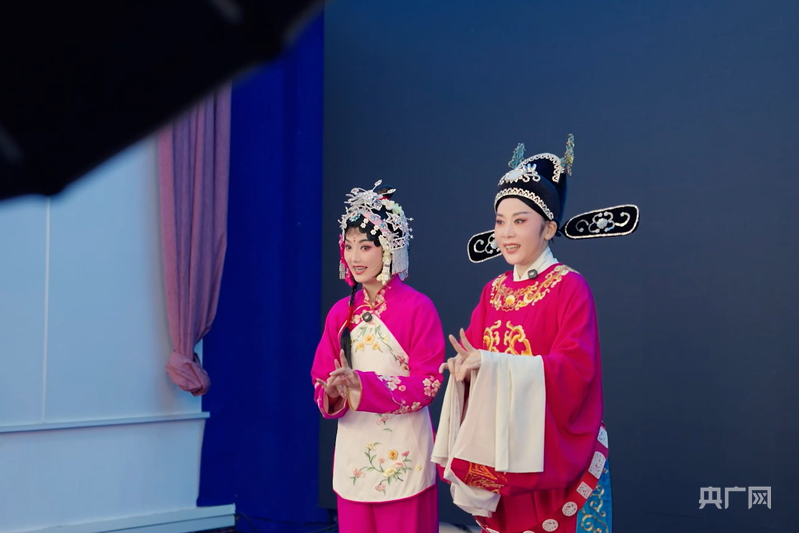 剧团正在进行黄梅戏线上直播（央广网记者 徐鹏 摄）
