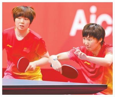 中国队组合王曼昱（右）/蒯曼以4∶0战胜日本队组合，摘得乒乓球女双金牌。 记者 陶相安摄