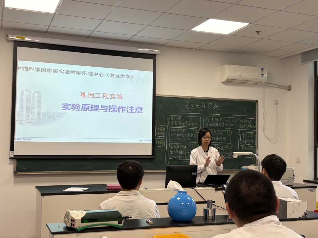 2026年9月下旬，吴燕华正在给本科生上课。 澎湃新闻记者 栾晓娜 摄