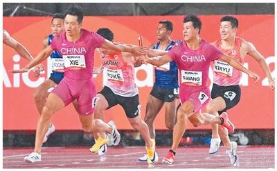 男子4×100米接力决赛，中国队夺冠。图为王胜杰（前右）和谢震业（前左）在比赛中接力。 新华社记者 雒 圆摄