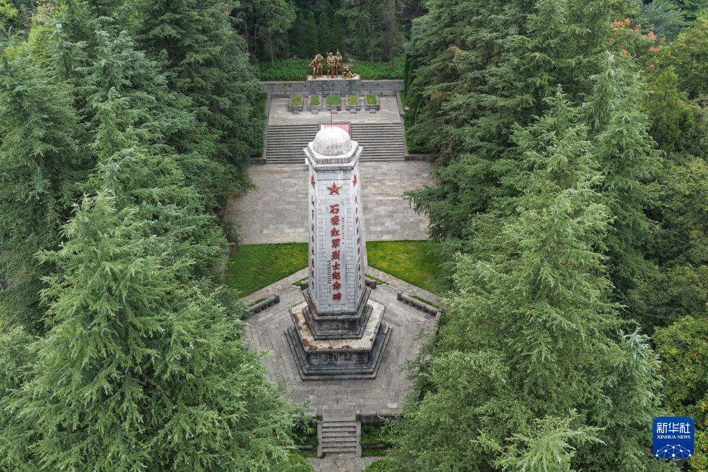 这是9月15日在重庆市綦江区石壕镇拍摄的石壕红军烈士纪念碑（无人机照片）。新华社记者 黄伟 摄