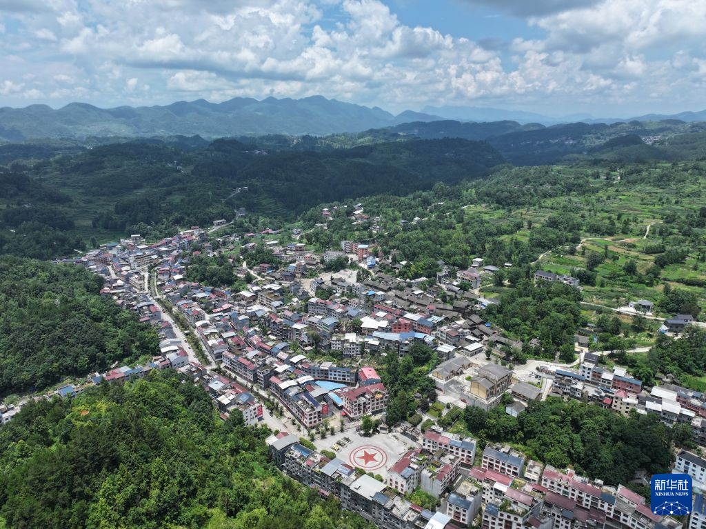 这是7月18日拍摄的重庆市酉阳土家族苗族自治县南腰界镇一隅（无人机照片）。新华社发（冉川 摄）