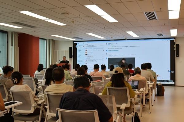 8月25日，北京市东城区永外街道AI培训课上，学员们正专注听讲师讲课。实习生 张皓宇/摄