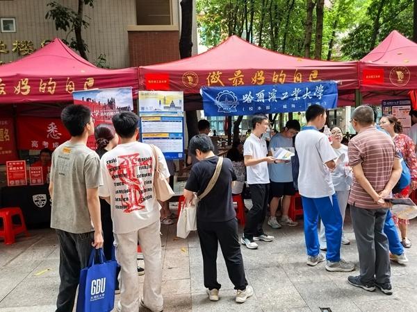 6月27日，广州大学附属中学举办2026广东高考招生咨询会，来自全国各地的近百所高校设立招生咨询点，为考生和家长提供一对一指导，解答学校招生政策、培养方案、升学路径、就业前景等问题，帮助考生科学精准填报志愿。视觉中国供图