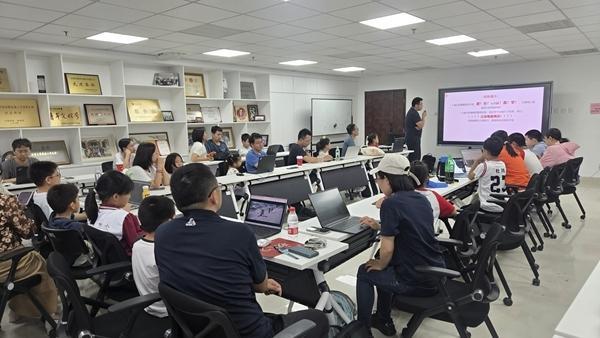 9月20日，北京大学，中关村创新研究学院教研总监王梦珏为学员讲解“AI漫剧制作职业体验营”课。受访者供图