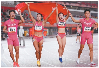 中国队选手施君豪、刘国怡、陈妤颉和陈锦丰（从左至右）获得混合4×100米接力冠军。 新华社记者 贾宇辰摄