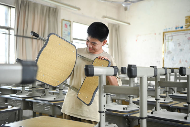2026年8月30日，广西横州市云表镇第二初级中学前来报到的学生查看新座椅。新华社记者 曹祎铭 摄