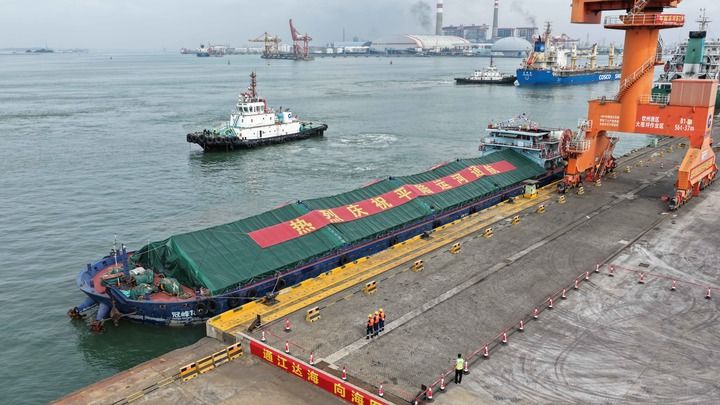 2026年9月16日，在位于广西钦州市的北部湾港钦州港区，一艘船舶准备从这里出发，沿平陆运河驶往南宁港。当日，新中国成立以来第一条国家层面统筹建设的通江达海运河工程——平陆运河建成通航，开辟西南出海新通道。新华社记者 张爱林 摄