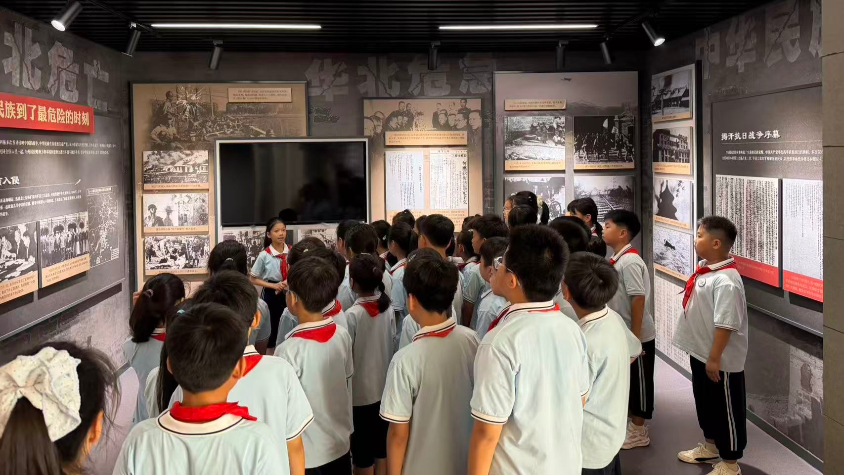 学生讲解员倪蕙可正在为观众讲解（央广网发 王兰庄中心小学供图）