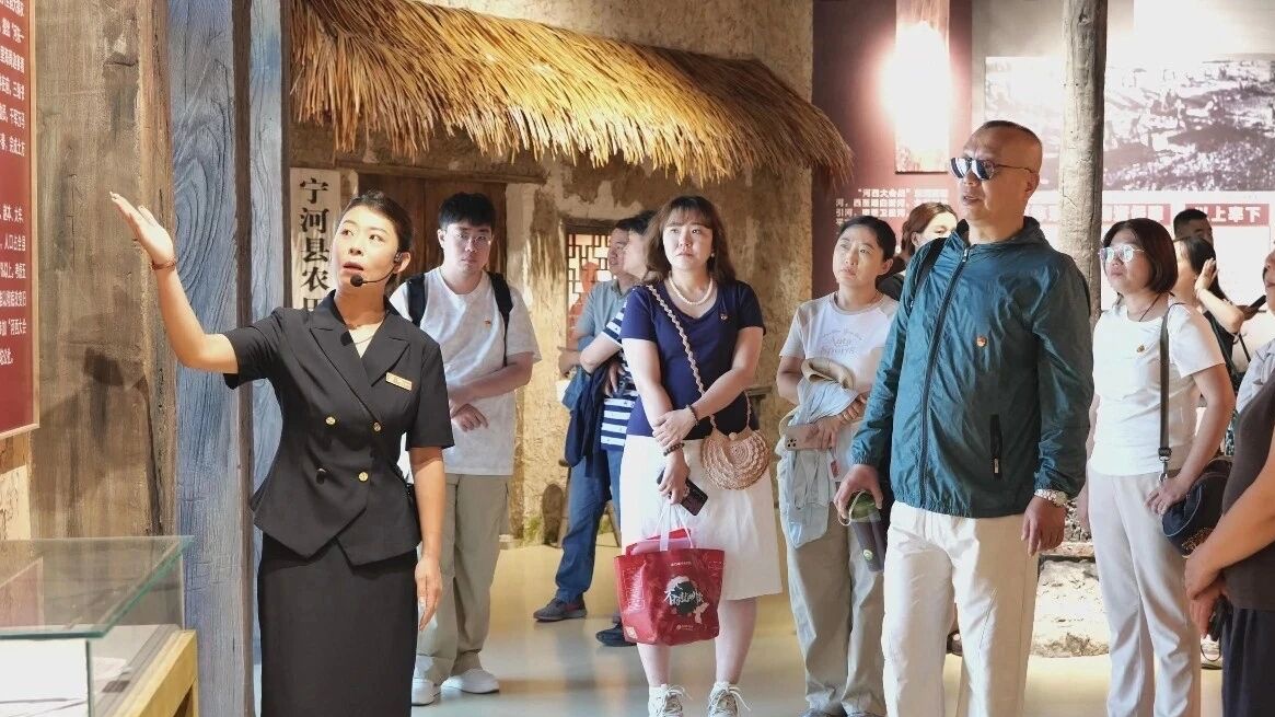 杨艳艳（左一）在为游客讲解（央广网发 宁河区供图）