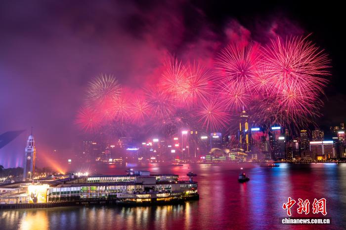 10月1日晚，香港举办2026年国庆烟花汇演，庆祝中华人民共和国成立77周年。31888枚烟花在维多利亚港夜空绽放，持续约23分钟。中新社记者 张祥毅 摄