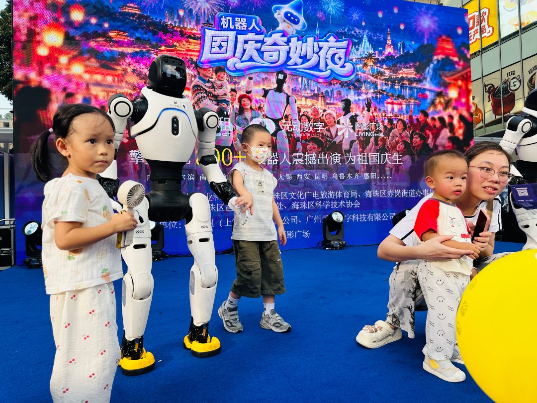 小朋友与机器人互动。中青报·中青网记者 林洁/摄
