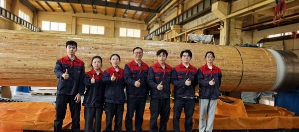 北京林业大学教授漆楚生带领团队在工厂与“海竹管”合照。受访者供图