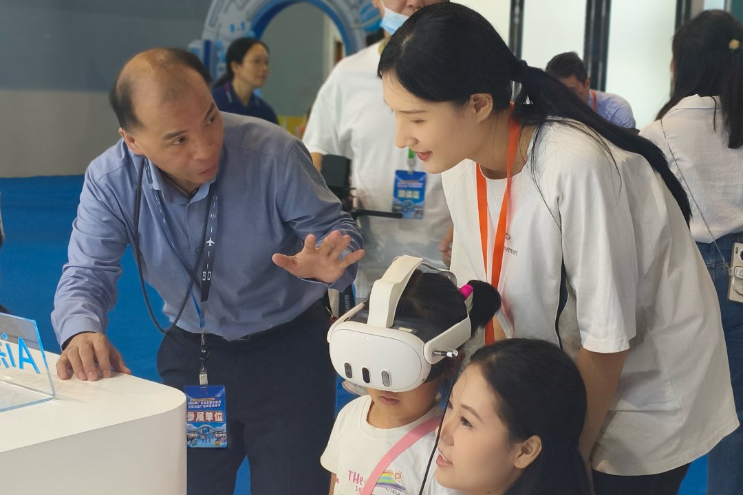 小朋友佩戴VR眼镜体验高空检查照明设备。谢明清/摄