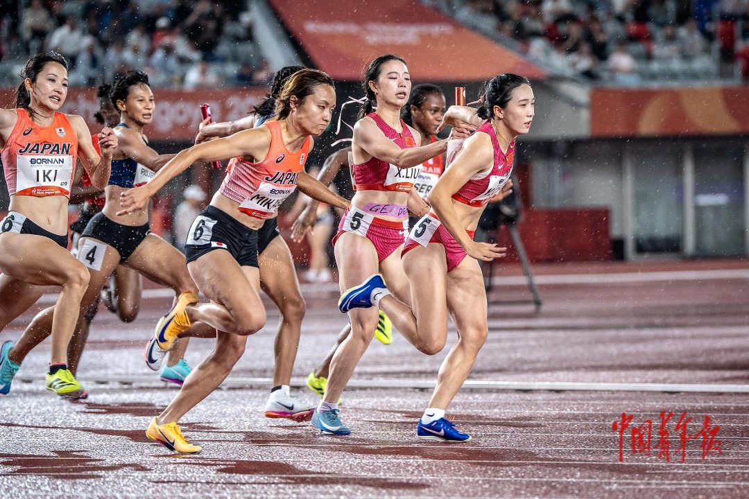当地时间9月28日,爱知·名古屋亚运会女子4×100米接力决赛,中国队的刘峡君(5号左)与陈妤颉交接棒。中国队凭借流畅交接与稳定冲刺,以42秒96摘金,完成卫冕。中青报·中青网记者 李隽辉/摄