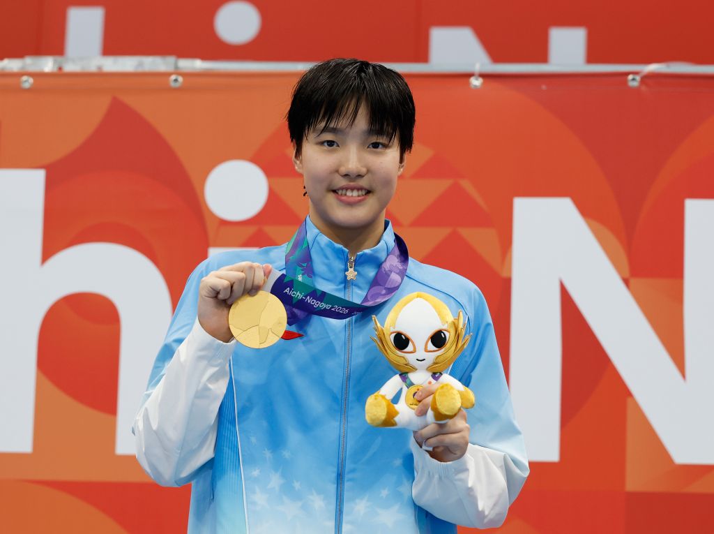 9月23日，中国选手于子迪在女子400米个人混合泳颁奖仪式上。新华社记者 伍志尊 摄