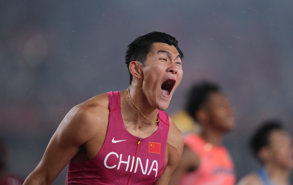 9月27日，中国选手陈圆将在男子110米栏决赛后庆祝。新华社发（吕小炜 摄）