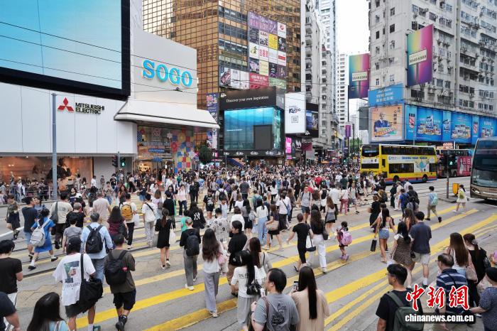 10月3日，正值内地国庆假期，众多访港旅客来到香港铜锣湾商圈购物消费。 中新社记者 张祥毅 摄