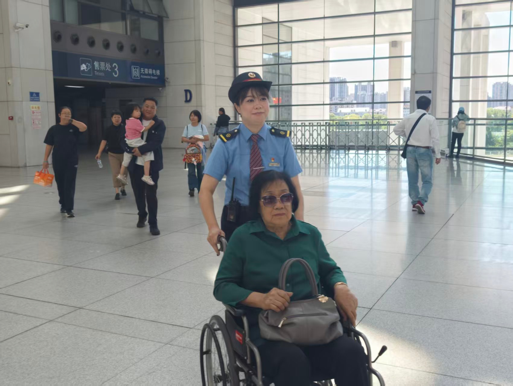 董佳丽国庆首日暖心服务重点旅客出行（央广网发 受访者供图）