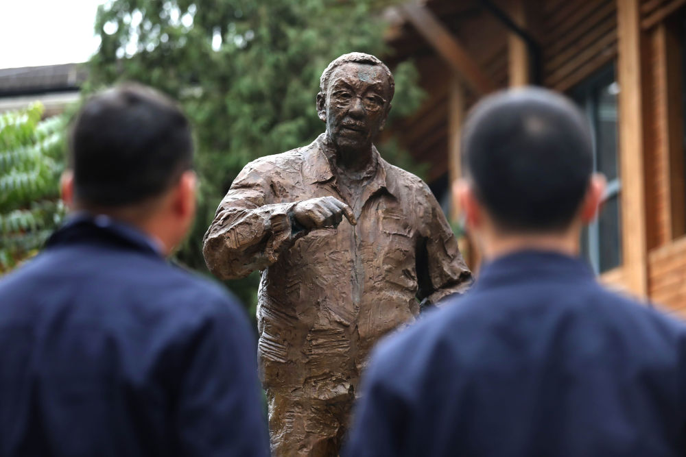 2020年1月11日，工作人员在南仁东像前驻足。新华社记者欧东衢 摄