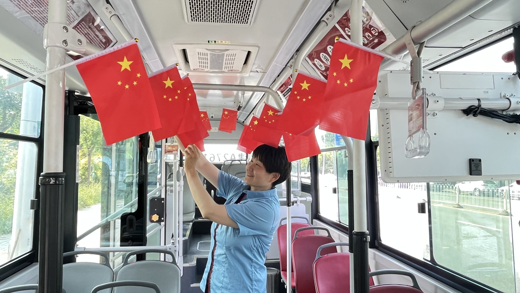 彭蓬在布置车厢（央广网发 天津市公交集团供图）