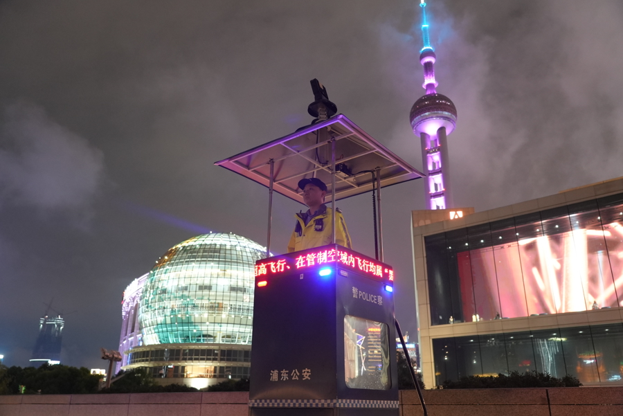 民警站在警务瞭望塔上，俯瞰周边区域，便于及时发现险情、找出拥堵苗头。浦东公安分局供图