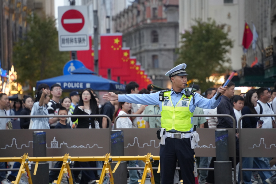 10月1日傍晚，黄浦交警李佳梁正在外滩执勤。黄浦公安分局供图