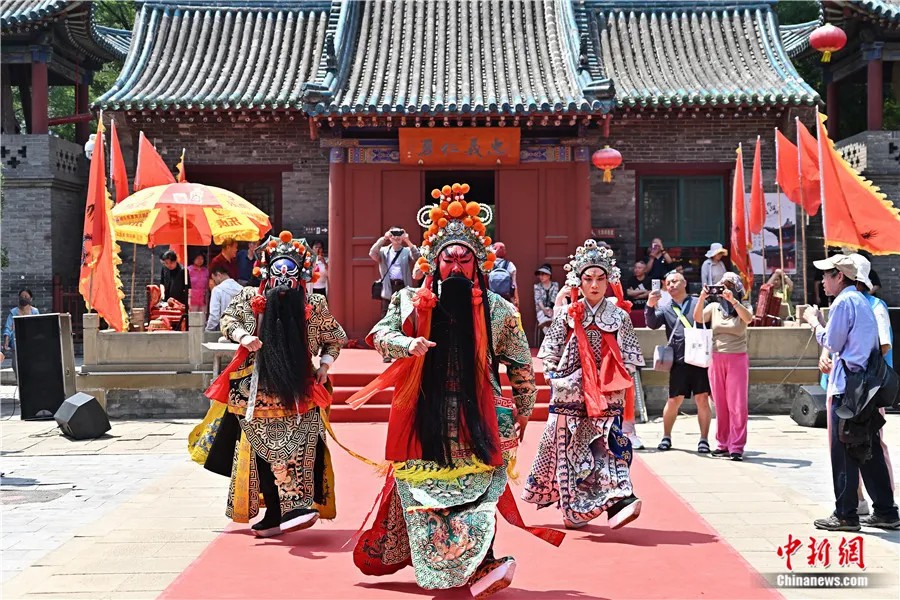 2025年6月8日，晋剧演员在山西太原大关帝庙扮演关公(中)表演戏剧《千秋关圣》。当日是农历五月十三，民间俗称“关公磨刀日”。中新社记者 韦亮 摄