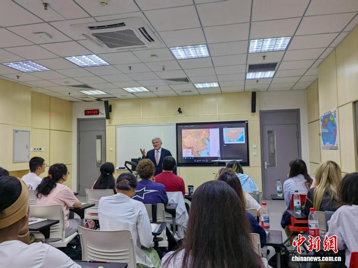 艾恺(Guy　Salvatore　Alitto)在北京语言大学汉学与中国学国际人才实验班讲授《中国通史》课程。　(资料图)受访者供图